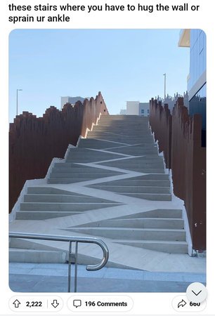 Image: 階段を直下りするかサイドスリップで下るか…