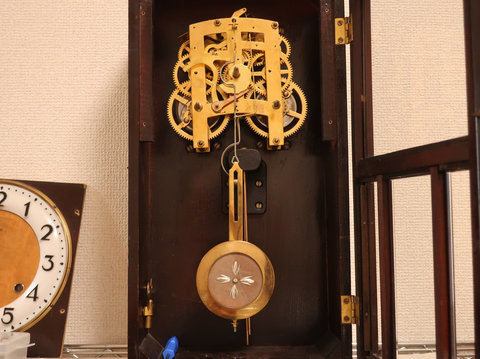 Image: 栄計舎製(本打式)掛け時計の振り子と時間調整